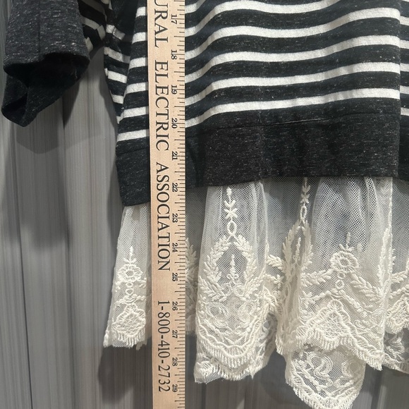 Umgee NWT Striped Black White Unconventional Lace Hem Top Boho Casual Sz L - Picture 4 of 8